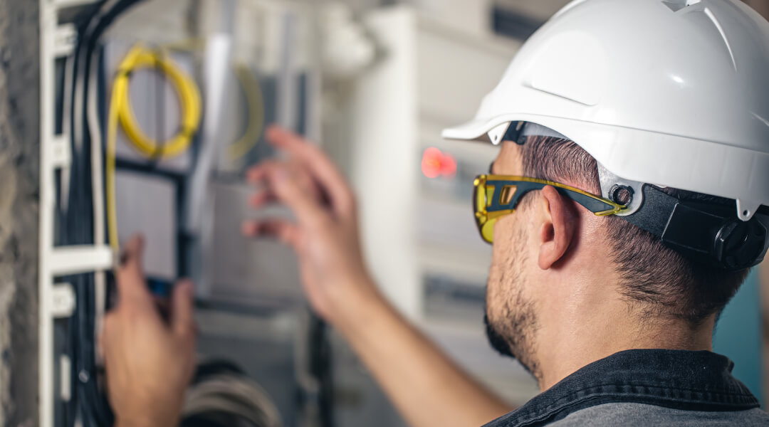 Prise électrique blanche avec de la fumée s'échappant, signalant un court-circuit à Laval causant 40 000 $ de dommages.