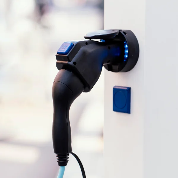 Une voiture électrique est branchée à un chargeur pour recharger ses batteries.