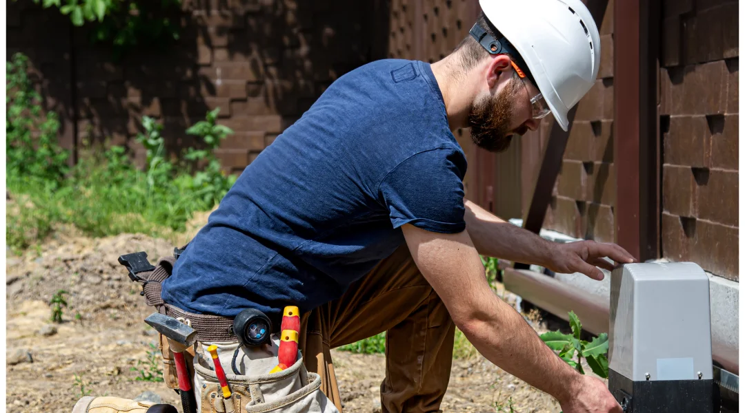 Un homme en casque et chemise bleue répare un compteur d'eau, avec le texte "Alimentation électrique" en arrière-plan.