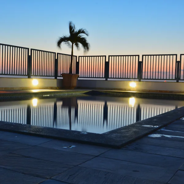 La piscine reflète le ciel, créant une belle harmonie de lumière et de couleurs.