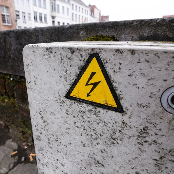 Panneau jaune et noir sur un mur, indiquant l'installation d'un spa.