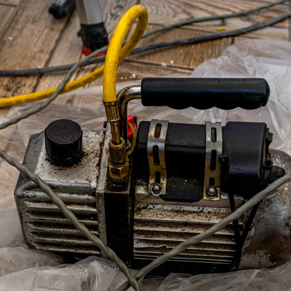 Un gros plan d'un aspirateur posé sur une table, avec un design moderne et une finition brillante.