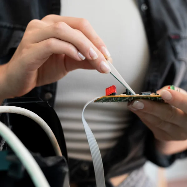 Une femme tient un petit appareil électronique lors de l'installation d'un spa.